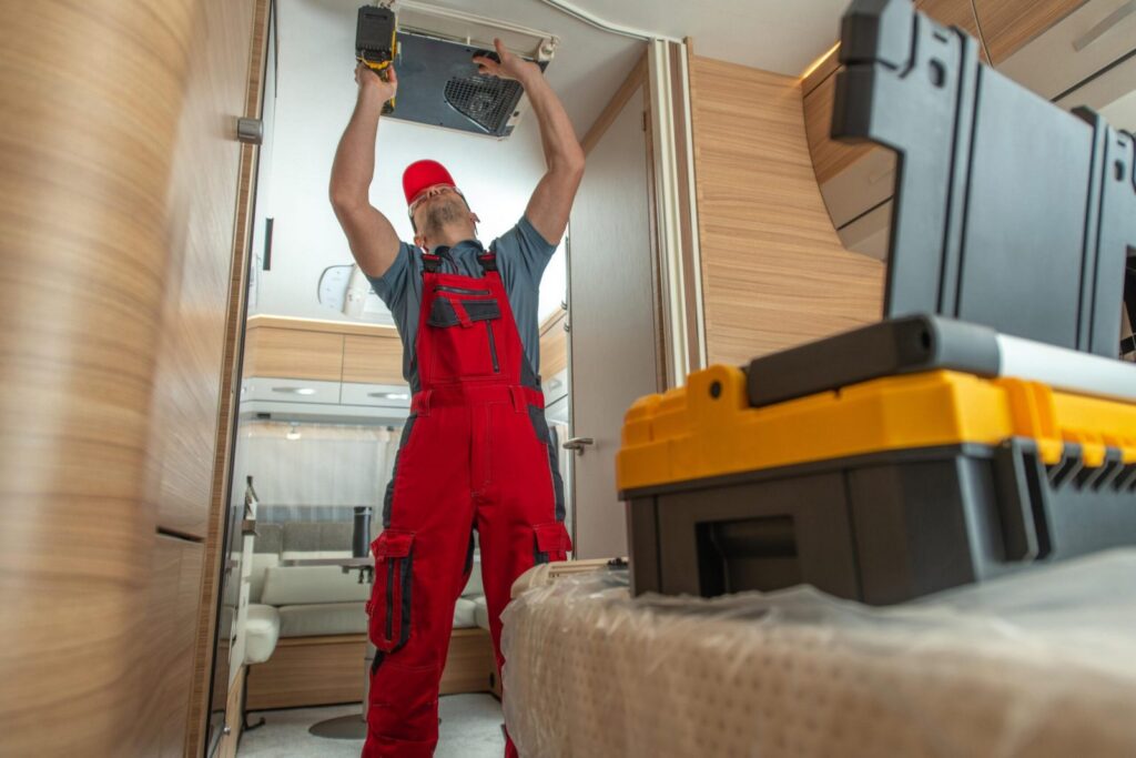 Monteur werkt aan een installatie